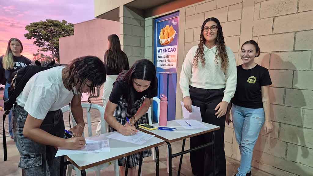 Acadêmicos da Fatec Ivaiporã assinam abaixo-assinado organizado pelo Rotaract Universitário em apoio à implantação de tratamento oncológico no município