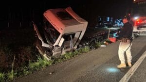 Caminhão fora da pista na BR-116 após acidente em Correia Pinto, com atendimento de equipes de resgate.