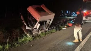 Caminhão fora da pista na BR-116 após acidente em Correia Pinto, com atendimento de equipes de resgate.