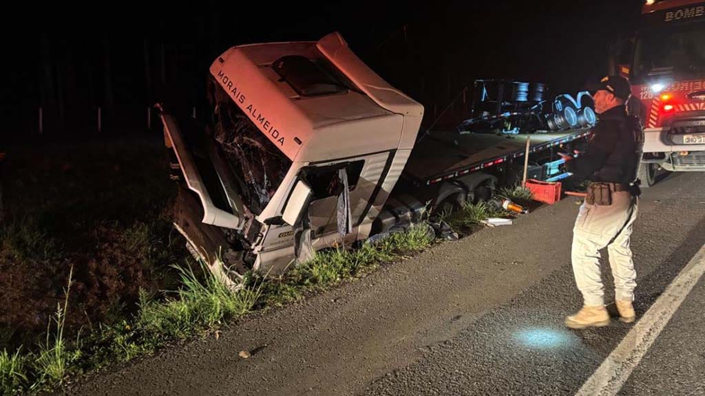 Caminhão fora da pista na BR-116 após acidente em Correia Pinto, com atendimento de equipes de resgate.