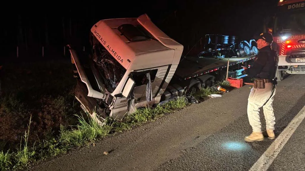 Caminhão fora da pista na BR-116 após acidente em Correia Pinto, com atendimento de equipes de resgate.