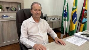 Prefeito Carlos Gil sentado em seu gabinete na Prefeitura de Ivaiporã durante entrevista para o jornalista Ivan Maldonado