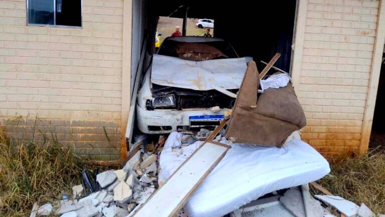 Carro que desceu a rua sozinho após falha mecânica invade residência no Jardim Maristela, em Pitanga