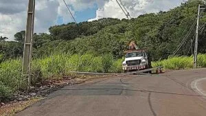 Carro colidiu contra poste na Rodovia Nicolau Koltun, em Ivaiporã