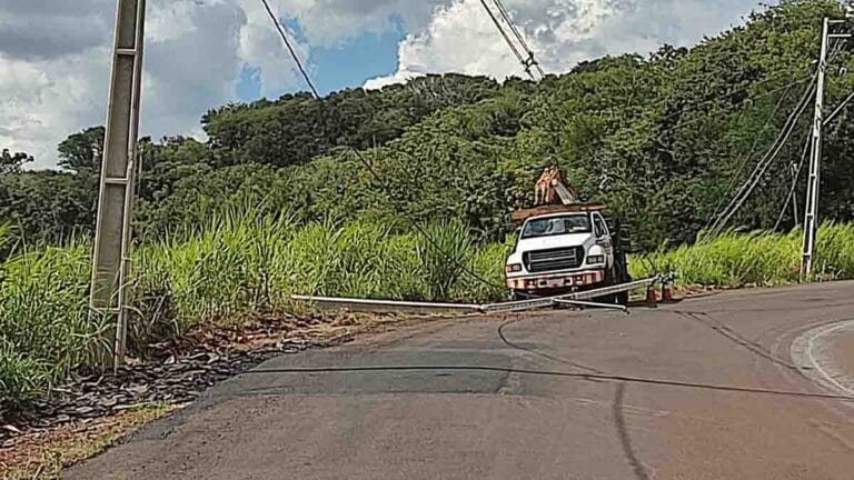 Carro colidiu contra poste na Rodovia Nicolau Koltun, em Ivaiporã