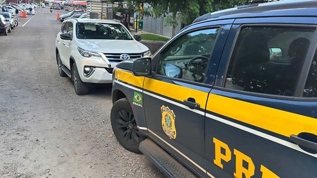 Viatura da PRF parada em frente a um Jeep Renegade durante abordagem na PR-323, em Maringá
