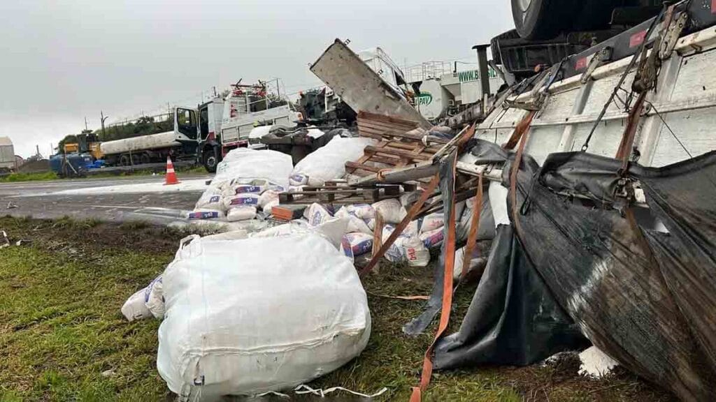 Caminhão capotado após acidente com carro na BR-376 em Califórnia