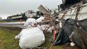 Caminhão capotado após acidente com carro na BR-376 em Califórnia