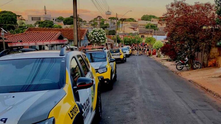 Residência na Rua Palmas, bairro Monte Castelo, em Ivaiporã, isolada após confronto com a PM