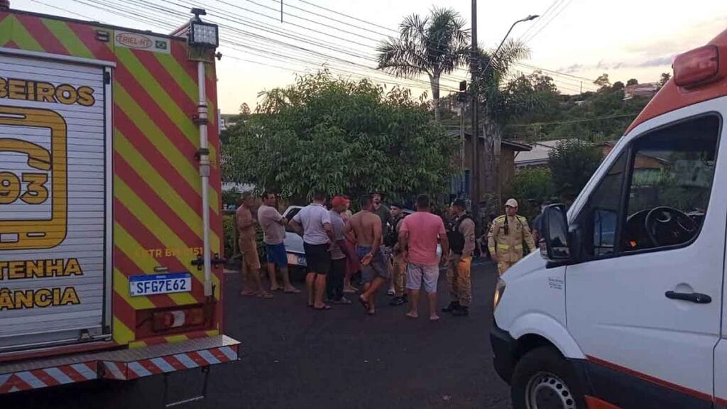 Corolla e Saveiro após colisão em cruzamento de Ivaiporã, com danos e muro atingid