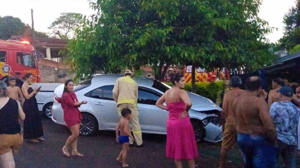 Corolla e Saveiro após colisão em cruzamento de Ivaiporã, com danos e muro atingid