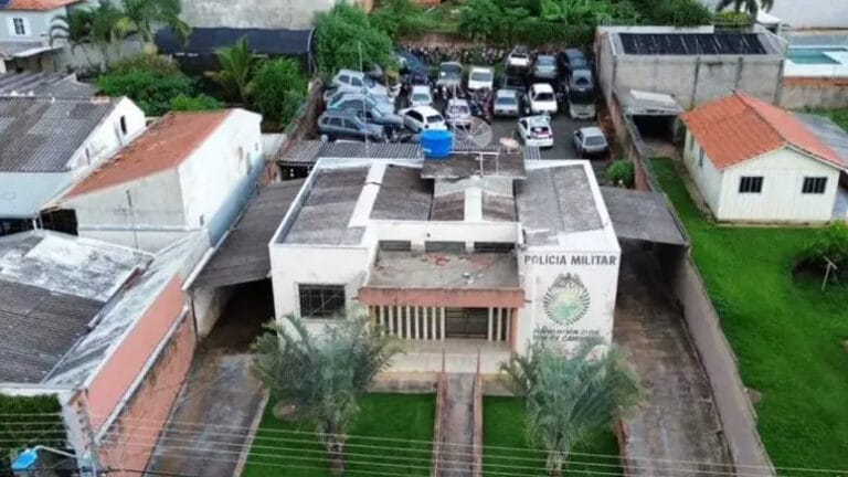 Dupla foi presa após invadir o pátio do destacamento da PM e furtar motocicleta apreendida