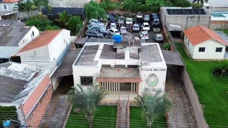 Dupla foi presa após invadir o pátio do destacamento da PM e furtar motocicleta apreendida