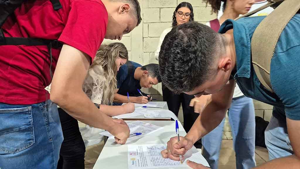 Acadêmicos da Fatec Ivaiporã assinam abaixo-assinado organizado pelo Rotaract Universitário em apoio à implantação de tratamento oncológico no município