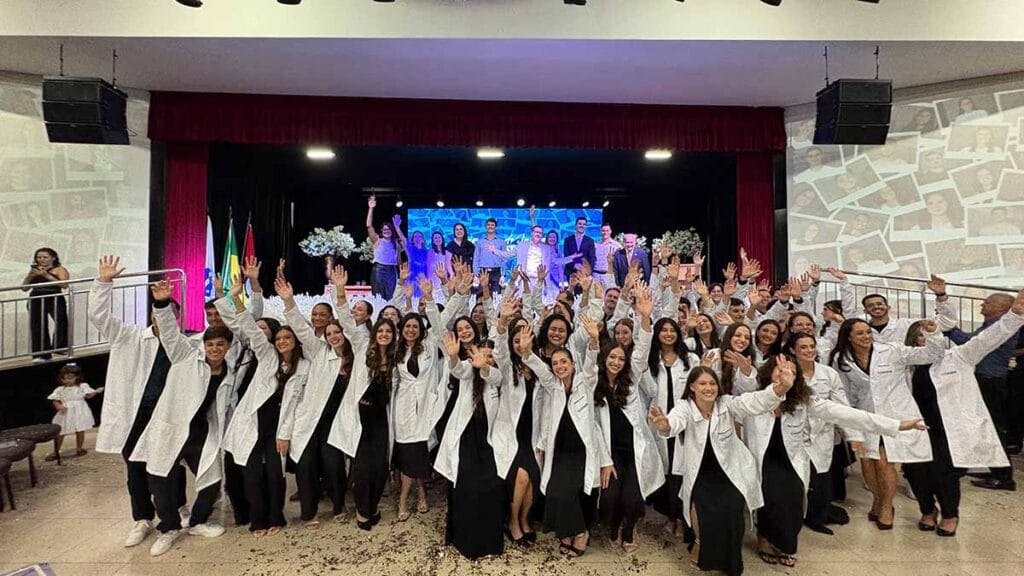 Acadêmicos da terceira turma de Medicina participam da cerimônia de entrega do jaleco na Fatec Ivaiporã