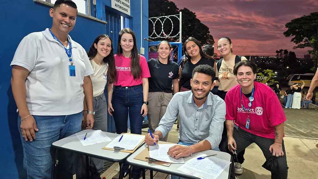 Acadêmicos da Fatec Ivaiporã assinam abaixo-assinado organizado pelo Rotaract Universitário em apoio à implantação de tratamento oncológico no município