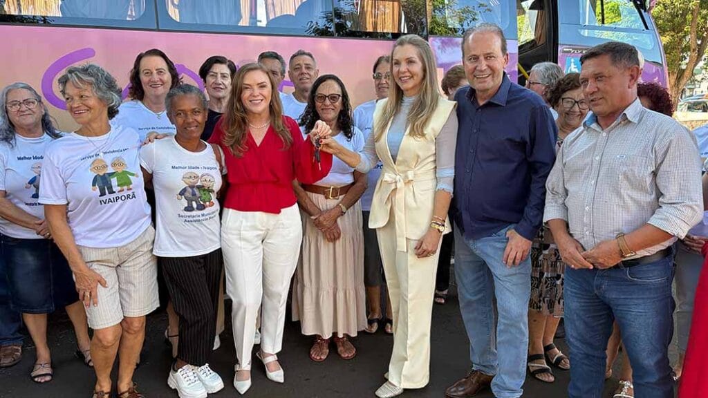 Secretária Leandre Dal Ponte ao lado do prefeito Carlos Gil e da vice Gertrudes durante entrega de ônibus do programa Cuida Mais Paraná em Ivaiporã