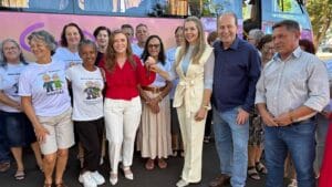 Secretária Leandre Dal Ponte ao lado do prefeito Carlos Gil e da vice Gertrudes durante entrega de ônibus do programa Cuida Mais Paraná em Ivaiporã