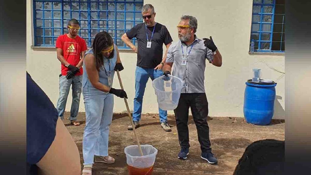 Oficina ensina participantes a produzir sabão com óleo de cozinha usado em Ivaiporã.