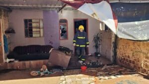 Casa atingida por incêndio no Jardim Aeroporto, em Campo Mourão