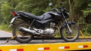 Motocicleta furtada foi encontrada abandonada em área de mata e levada à delegacia.