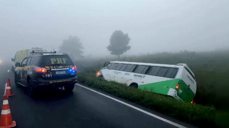 Ônibus tombado às margens da BR-277 após acidente em Balsa Nova
