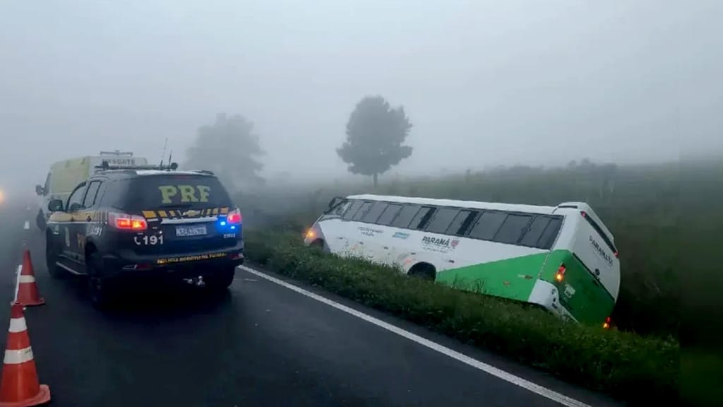 Ônibus tombado às margens da BR-277 após acidente em Balsa Nova