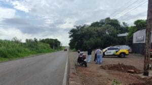 Motocicleta após queda na PR-082, em Jardim Alegre
