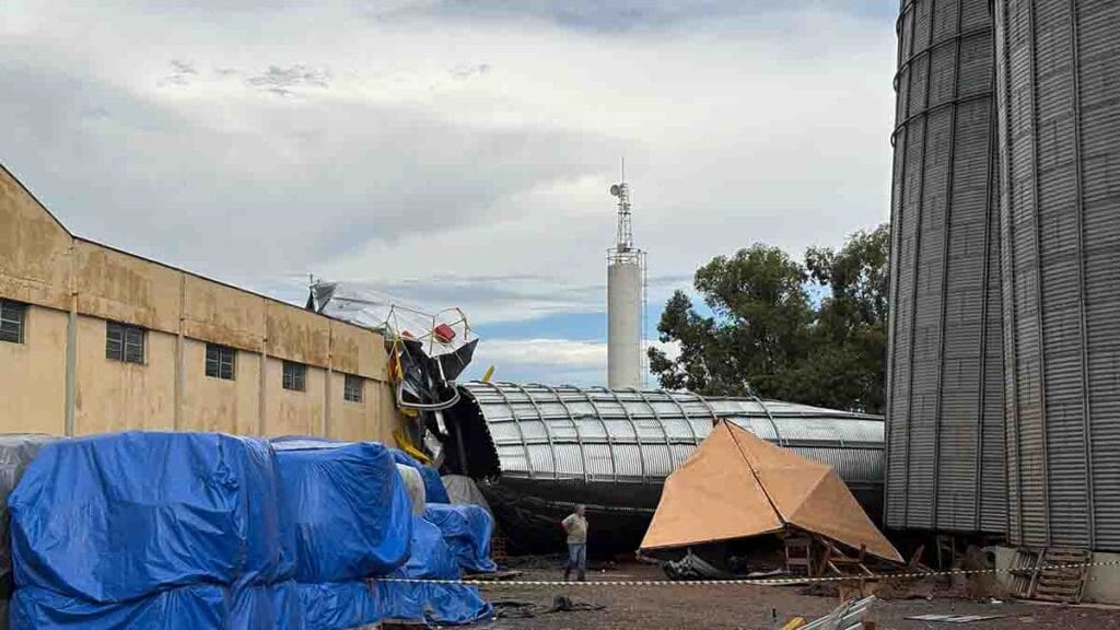 Silo em construção derrubado por vendaval na unidade da Cocari em Jardim Alegre