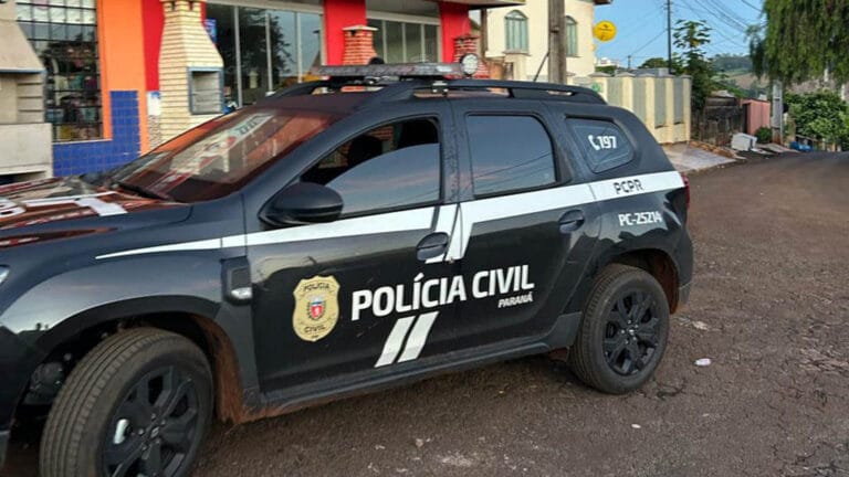 Viatura da Polícia Civil durante cumprimento de mandado de busca e apreensão em Ivaiporã