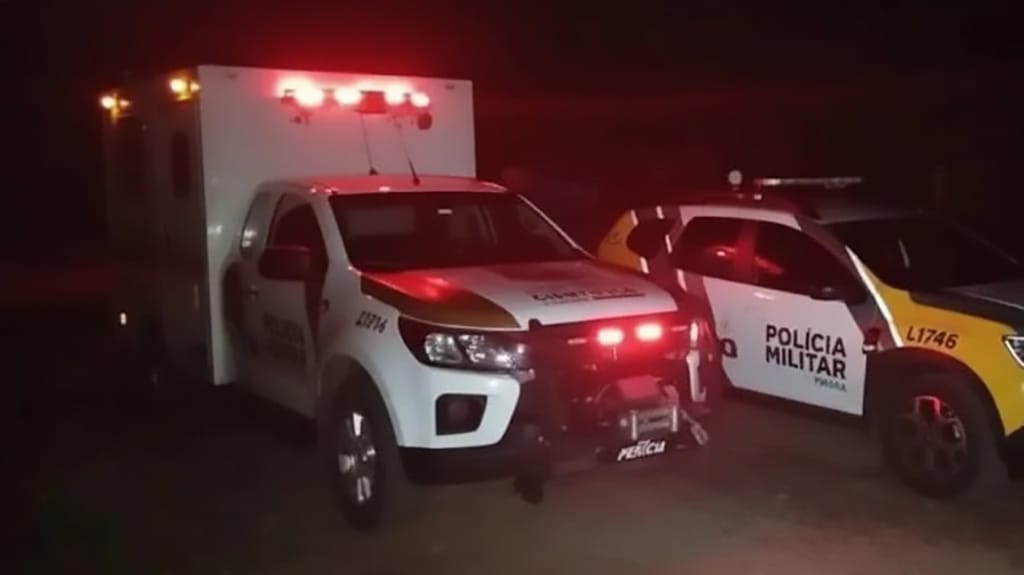 Imagem ilustrativa representando Viatura da polícia e IML em local de homicídio em Foz do Iguaçu