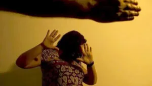 Ilustração de caso de violência doméstica com homem agredindo mulher em jardim alegre