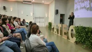 Aula magna de Biomedicina na Fatec Ivaiporã com palestra sobre validação de exames