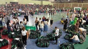 Entrega de uniformes escolares para alunos da rede municipal de Ivaiporã no ginásio Alcebíades Alves