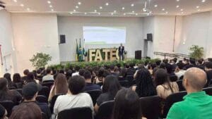 Economista Rudenei Fischer durante palestra sobre liderança e cooperativismo na Fatec Ivaiporã