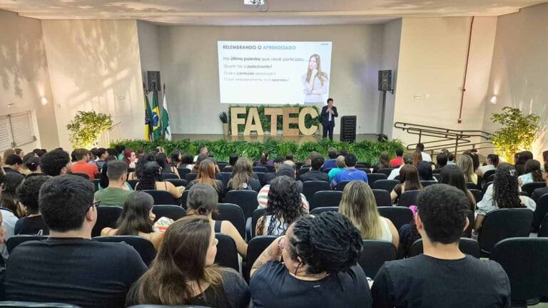 Aula magna do curso de Psicologia da Fatec Ivaiporã sobre saúde mental no trabalho e NR-1