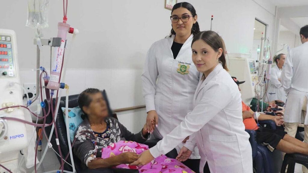 Acadêmicos de enfermagem acompanham pacientes em hemodiálise no hospital
