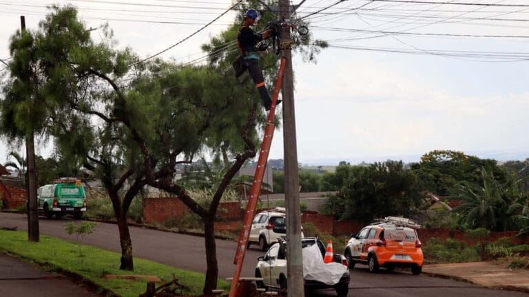 Equipes da Prefeitura de Ivaiporã e Copel realizam retirada de fios em desuso em avenida da cidade