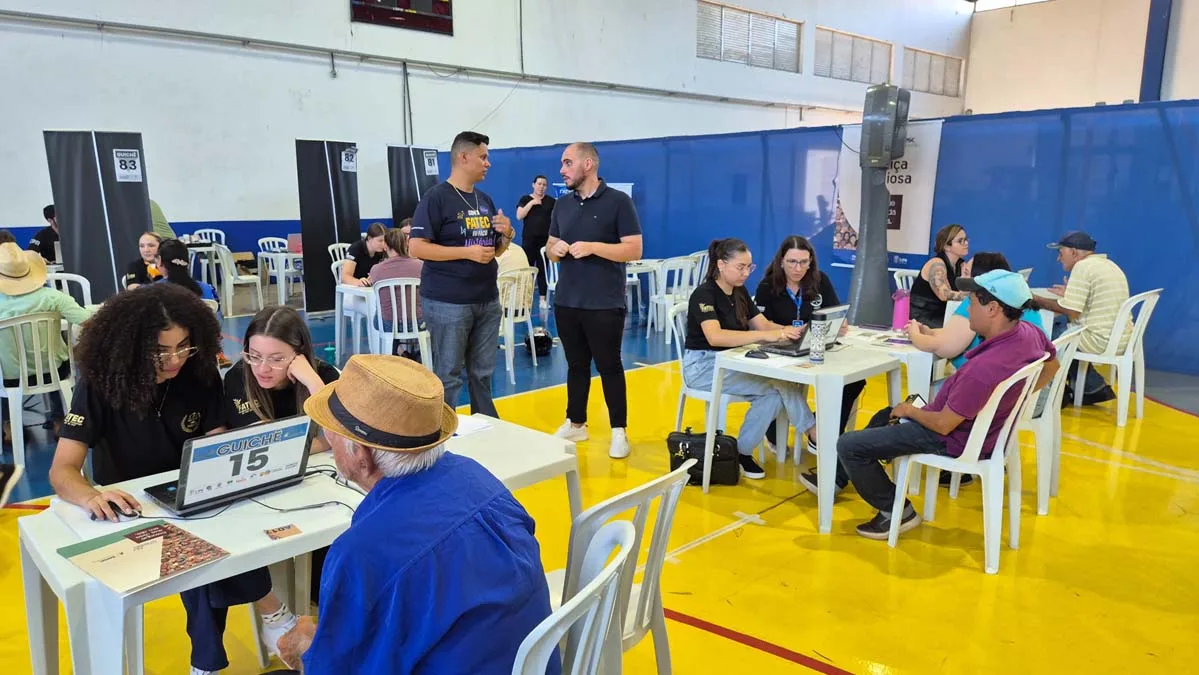Acadêmicos da Fatec Ivaiporã atendem moradores durante o Justiça no Bairro