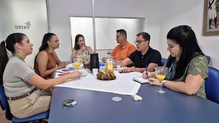 Representantes da Fatec Ivaiporã e da Secretaria Municipal de Educação alinham estágio da 1ª turma de Pedagogia