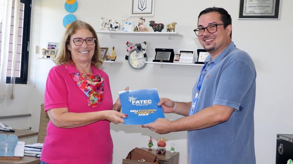 Coordenador da Fatec Ivaiporã entrega convite à chefe do Núcleo da Seab para abertura da I Ruralis