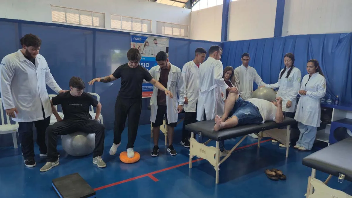 Acadêmicos da Fatec Ivaiporã atendem moradores durante o Justiça no Bairro