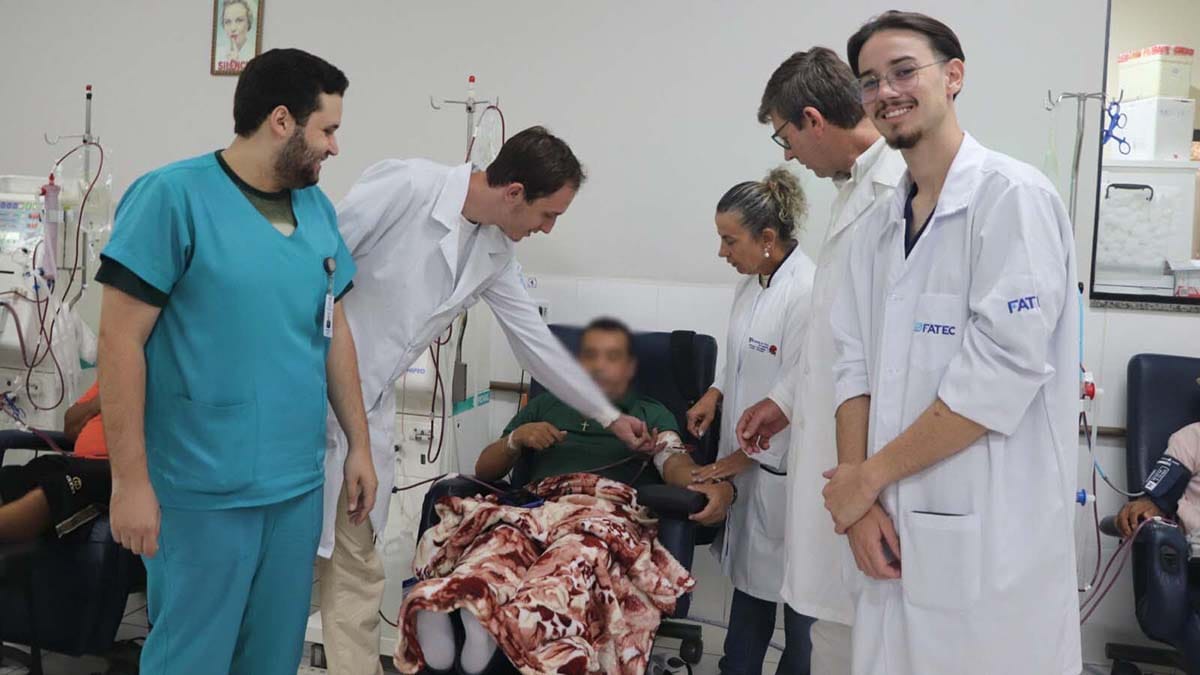 Acadêmicos de enfermagem acompanham pacientes em hemodiálise no hospital
