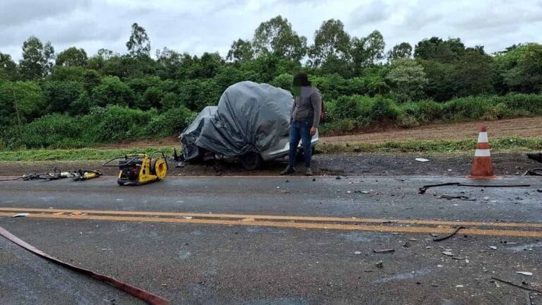 acidente com colisão frontal entre veículos em rodovia com atendimento de resgate
