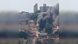 Fumaça preta intensa se espalha pelo céu após incêndio em residência no centro de Ivaiporã