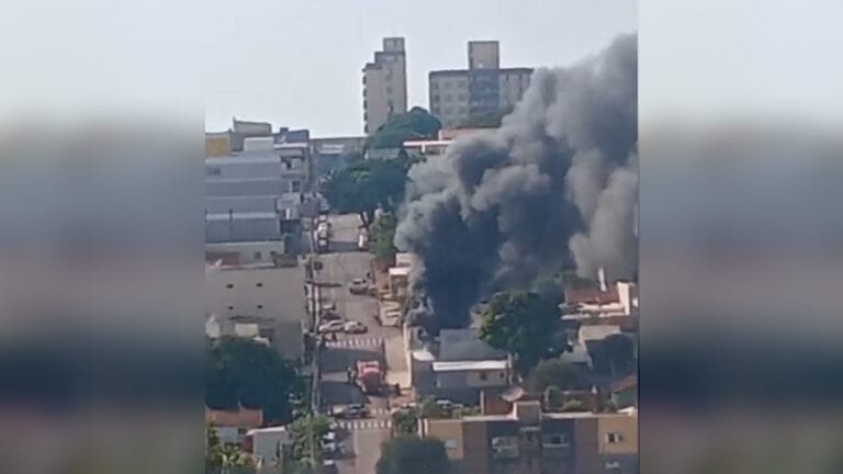 Fumaça preta intensa se espalha pelo céu após incêndio em residência no centro de Ivaiporã