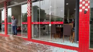 Loja Móveis Oriani teve vidro quebrado e itens furtados; câmeras registraram a ação na madrugada em Jardim Alegre