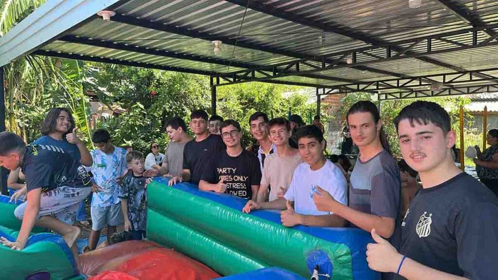 Crianças participam de ação de Páscoa com atividades recreativas em Ivaiporã