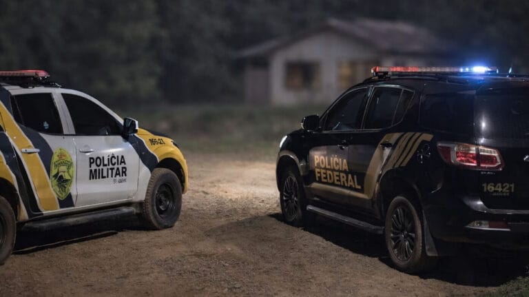 Viaturas da PM e PF em área rural após invasão em fazenda em Tamarana