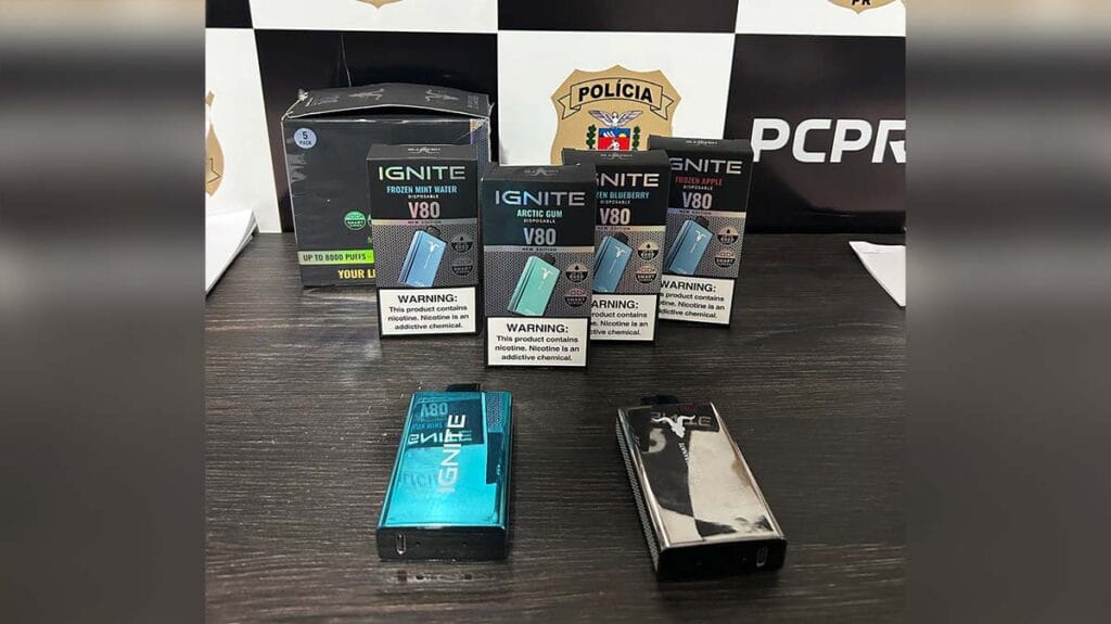 Cigarros eletrônicos apreendidos pela Polícia Civil durante ação em comércio de Arapuã.